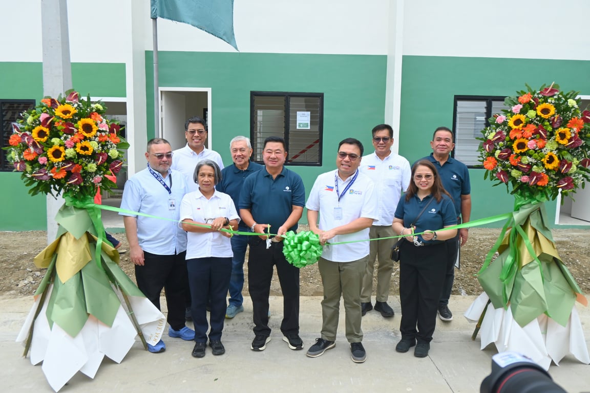 Pag-IBIG Fund Chief Executive Officer Marilene C. Acosta, P.A. Properties Vice Chairman Jonathan G. Lu, P.A. Properties Chairman Romarico T. Alvarez, DHSUD Secretary Jose Ramon P. Aliling, P.A. Properties President and CEO Atty. Marianne Reyna Lina-Cruz, P.A. Properties Director Peter Jude T. Alvarez, and DHSUD officials led the ceremonial opening of the Solida Model House at Nuvista Homes Lipa

